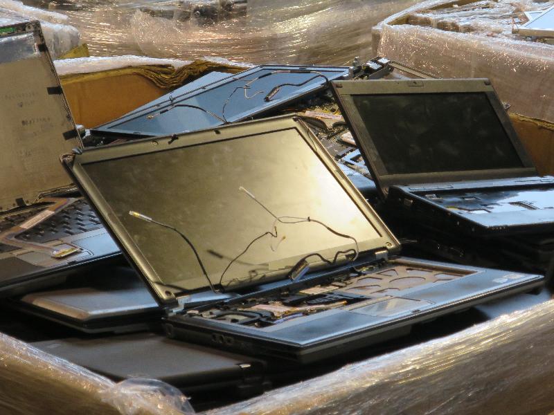 环境保护署于去年七月至八月期间，在香港海关协助下，在葵涌货柜码头截获大批有害电子废物，市值约为一百三十万元。图示行动中截获的废平面显示器。
