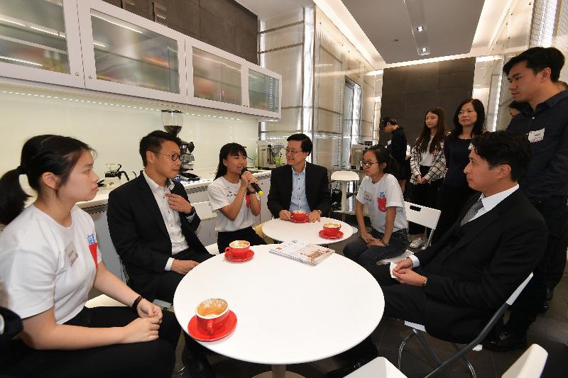 保安局局长李家超（左四）今日（二月二十七日）下午到访元朗区的香港青年协会洪水桥青年空间时，与青年义工一起品尝由「青年职场技能」的学员泡制的咖啡。旁为元朗民政事务专员袁嘉诺（左二）及元朗区议会主席沈豪杰（右二）。