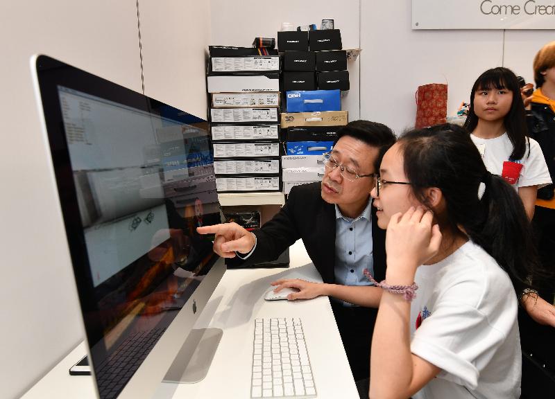 During his visit to the Hung Shui Kiu Youth S.P.O.T. of the Hong Kong Federation of Youth Groups in Yuen Long this afternoon (February 27), the Secretary for Security, Mr John Lee (left), chats with the winner of an augmented reality video production competition to learn more about her creative ideas.

