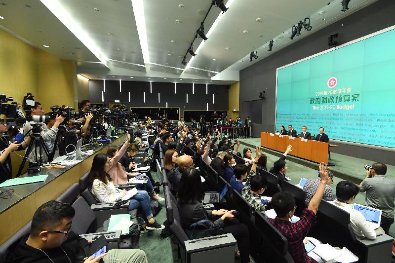 財政司司長陳茂波（左二）今日（二月二十七日）下午在添馬政府總部舉行二零一九至二零年度《財政預算案》記者會，並回應提問。 