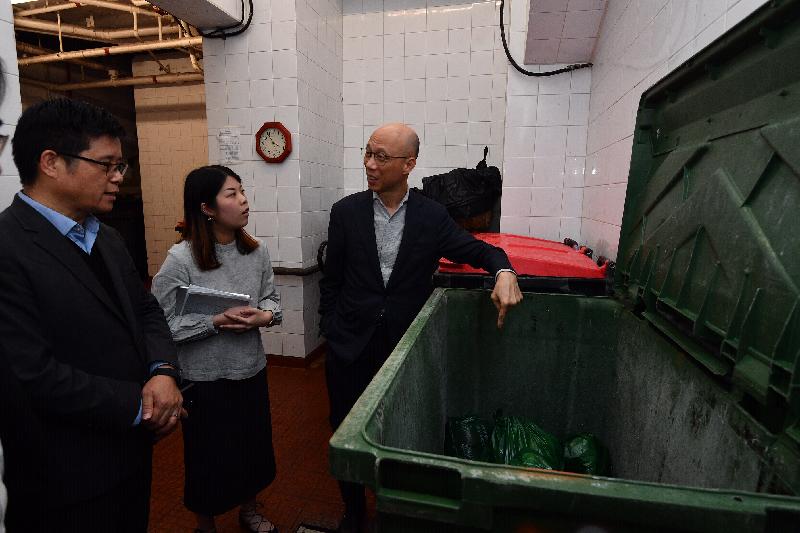 環境局局長黃錦星今日（二月二十八日）到訪粉嶺嘉福邨，視察屋邨試行都市固體廢物收費的情況。圖示黃錦星（右一）在垃圾房了解模擬垃圾袋的分類過程。