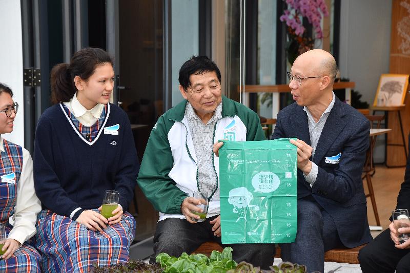 The Secretary for the Environment, Mr Wong Kam-sing (first right), called at the Hong Kong Federation of Youth Groups Leadership Institute today (February 28) and exchanged views with youths. Photo shows Mr Wong encouraging them to practise waste and carbon reduction in their daily lives.