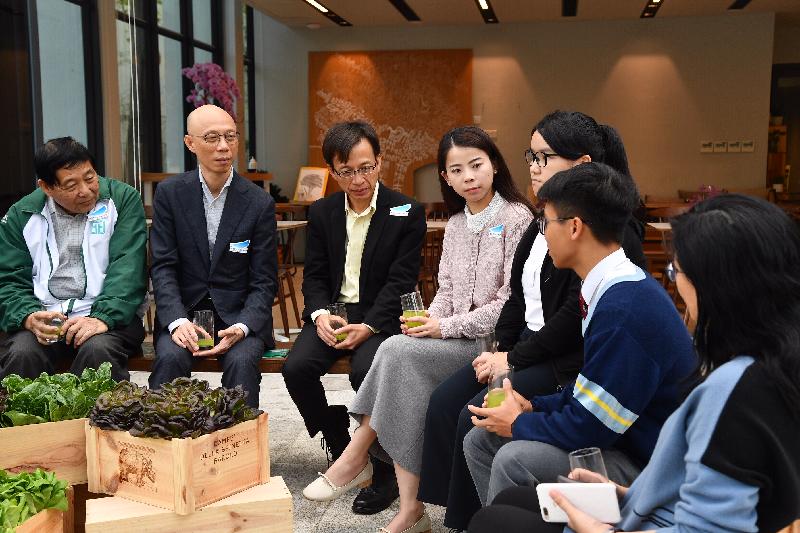 The Secretary for the Environment, Mr Wong Kam-sing (second left), called at the Hong Kong Federation of Youth Groups Leadership Institute today (February 28), where he is pictured exchanging views with youths.