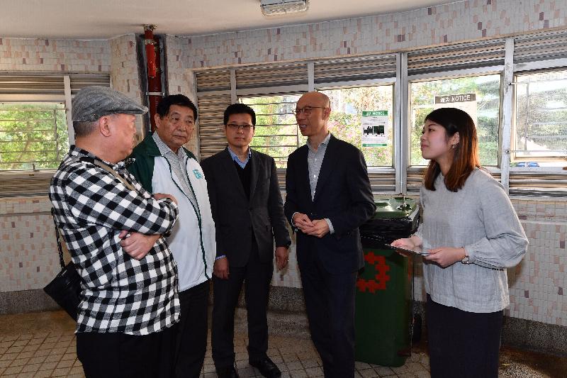 The Secretary for the Environment, Mr Wong Kam-sing (second right), visited Ka Fuk Estate, Fanling, today (February 28). Photo shows him chatting with residents participating in the municipal solid waste charging trial project about their experience of practising waste reduction at source and clean recycling in the community.