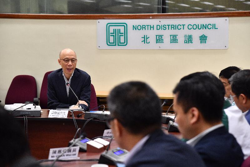 The Secretary for the Environment, Mr Wong Kam-sing (first left), visited the North District Council today (February 28) to meet with its members and listen to their views on the Government's environmental policies.