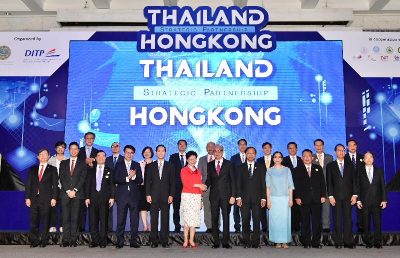 行政長官林鄭月娥今日（二月二十八日）在泰國曼谷出席香港貿易發展局（貿發局）和泰國商務部合辦的商貿研討會。圖示林鄭月娥（前排左六）與泰國副總理頌吉（前排左七）見證香港數碼港管理有限公司（數碼港）、貿發局和一間香港公司與InnoSpace Thailand及泰國投資促進委員會簽署四份合作諒解備忘錄後合照。旁為行政會議非官守議員召集人陳智思（前排左五）、商務及經濟發展局局長邱騰華（前排左四）、香港駐曼谷經濟貿易辦事處處長李湘原（前排左二）、數碼港董事局主席林家禮博士（前排左三）、數碼港行政總裁任景信（後排左二）及香港貿易發展局東南亞及南亞首席代表黃天偉（後排左三）。