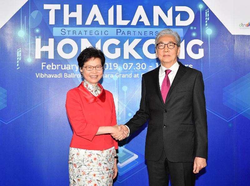 行政長官林鄭月娥今日（二月二十八日）在泰國曼谷出席香港貿易發展局和泰國商務部合辦的商貿研討會。圖示林鄭月娥（左）與泰國副總理頌吉（右）在研討會後握手。