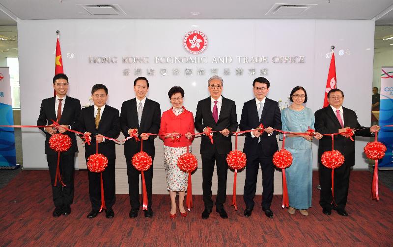 The Chief Executive, Mrs Carrie Lam, attended the opening ceremony of the Hong Kong Economic and Trade Office in Bangkok today (February 28) in Bangkok, Thailand. Photos shows  (from left) the Director of Hong Kong Economic and Trade Office in Bangkok, Mr Lee Sheung-yuen; the Ambassador Extraordinary and Plenipotentiary of the People’s Republic of China to the Kingdom of Thailand, Mr Lyu Jian; the Convenor of the Non-official Members of the Executive Council, Mr Bernard Chan; Mrs Lam; the Deputy Prime Minister of Thailand, Dr Somkid Jatusripitak; the Secretary for Commerce and Economic Development, Mr Edward Yau; and other guests officiating at the ribbon cutting ceremony.