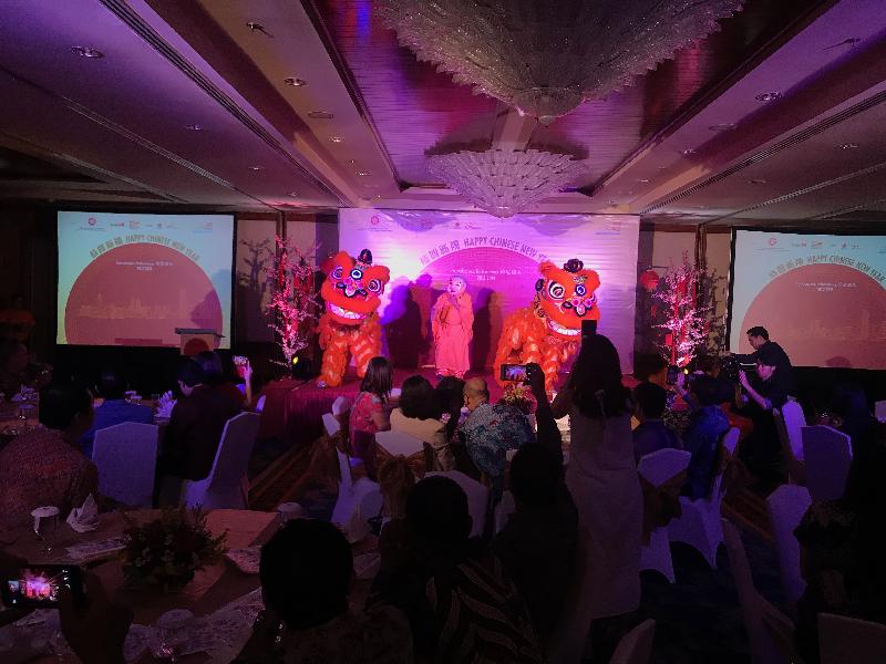 逾六十名賓客今日（泗水時間二月二十八日）晚上出席香港駐雅加達經濟貿易辦事處印尼泗水舉行的春節聚會，並欣賞精彩舞獅演出。