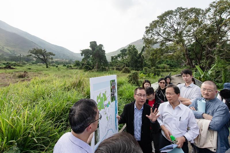 The Legislative Council (LegCo) Panel on Food Safety and Environmental Hygiene visits the proposed site for the Agricultural Park (Agri-Park) in Kwu Tung South today (February 28). Photo shows LegCo Members of the Legislative Council observe the fallow farmland in the project area.