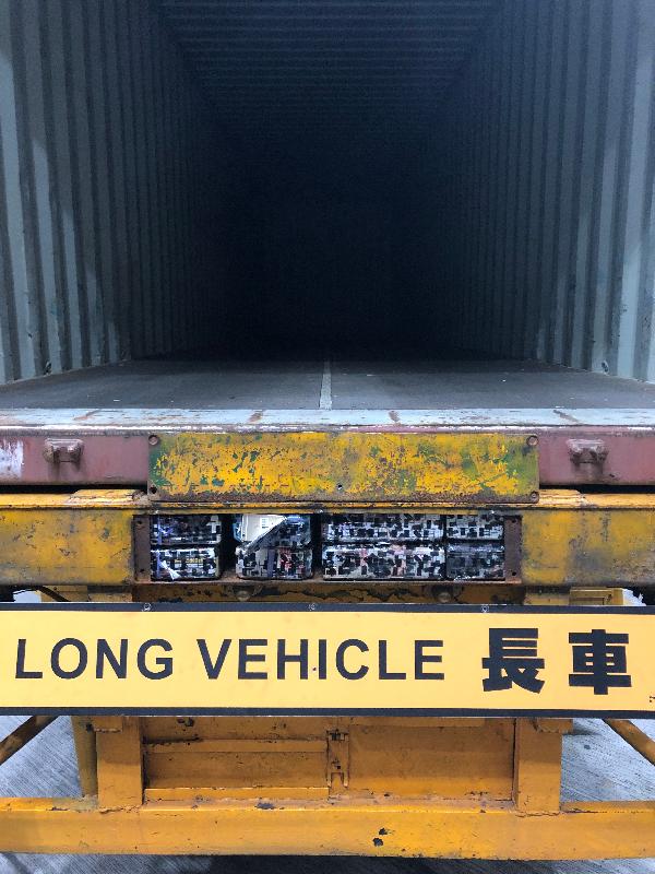 香港海关昨日（二月二十八日）在落马洲管制站一辆出境货柜车检获七百五十部怀疑走私智能电话，估计市值约一百一十万元。