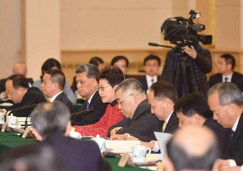 行政長官林鄭月娥（右五）今日（三月一日）在北京以成員身分出席國務院副總理韓正主持召開的粵港澳大灣區建設領導小組第二次全體會議。

