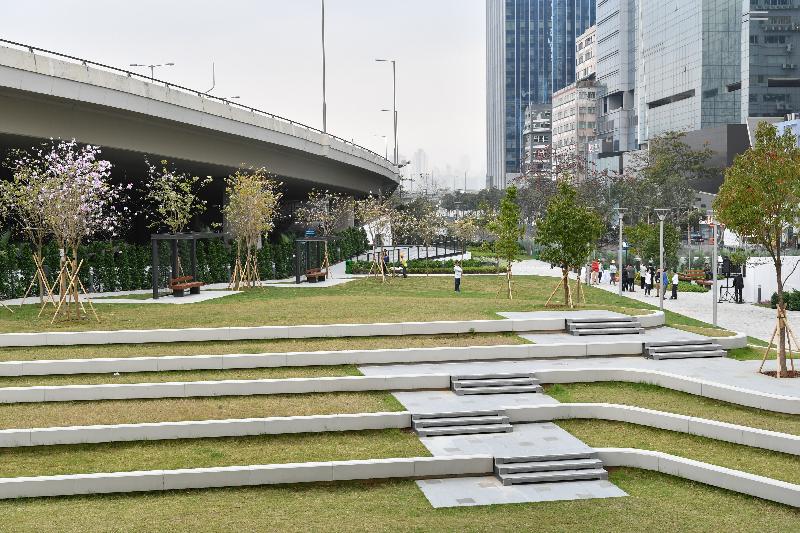 随着翠屏河花园第二期竣工，翠屏河花园今日（三月一日）起全面开放，为市民提供舒适的公共休憩空间和多元化的设施。
