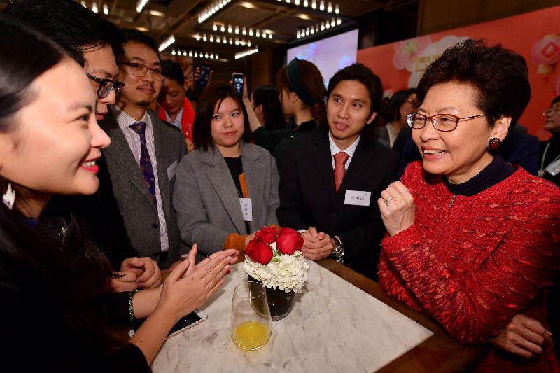 行政长官林郑月娥（右一）今日（三月一日）与在北京工作、经商和就学的香港人会面。