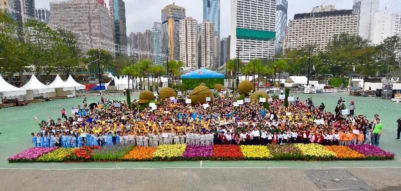 More than 1 300 students from 38 schools worked together to help put up the spectacular mosaiculture display "Our City, Our Games!" at Victoria Park today (March 2). The display will be embellished with more than 30 000 colourful flowering plants of various species.