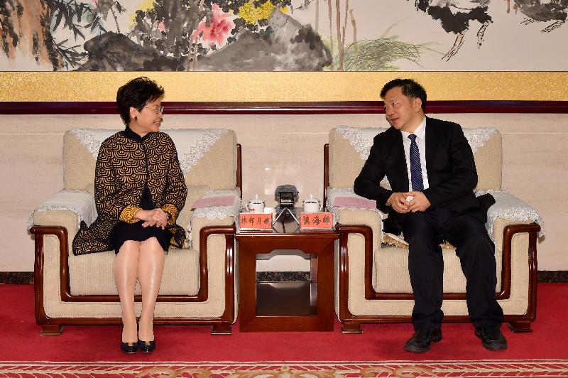 行政長官林鄭月娥今日（三月二日）在北京參觀中央廣播電視總台。圖示林鄭月娥（左）與中央廣播電視總台台長慎海雄（右）會面。