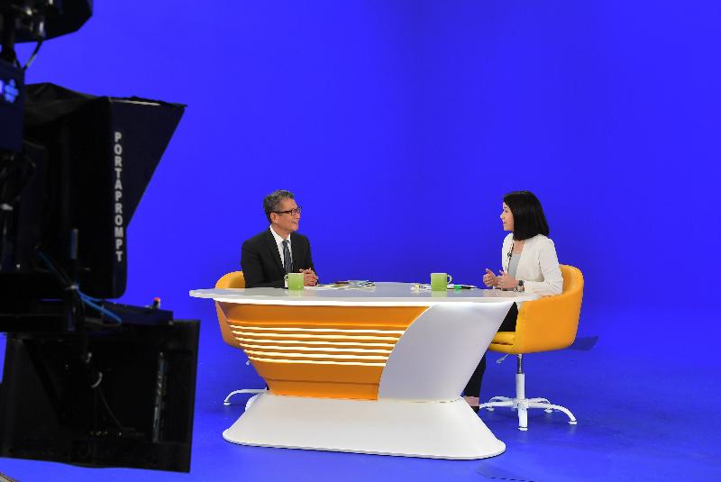 财政司司长陈茂波（左）今日（三月三日）上午出席无綫电视节目《讲清讲楚》，回应有关二零一九至二零年度《财政预算案》的提问。 
