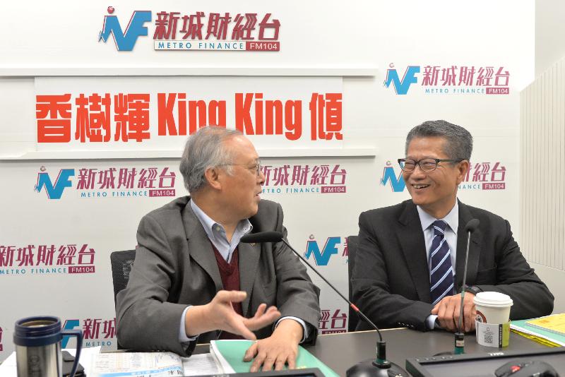 財政司司長陳茂波（右）今日（三月四日）上午出席新城財經台節目《香樹輝King King傾》，回應有關二零一九至二零年度《財政預算案》的提問。