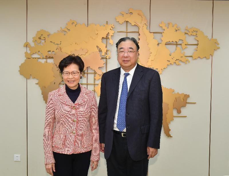 行政長官林鄭月娥（左）今日（三月四日）下午在北京與國家衞生健康委員會主任馬曉偉（右）會面。圖示二人在會面前合照。