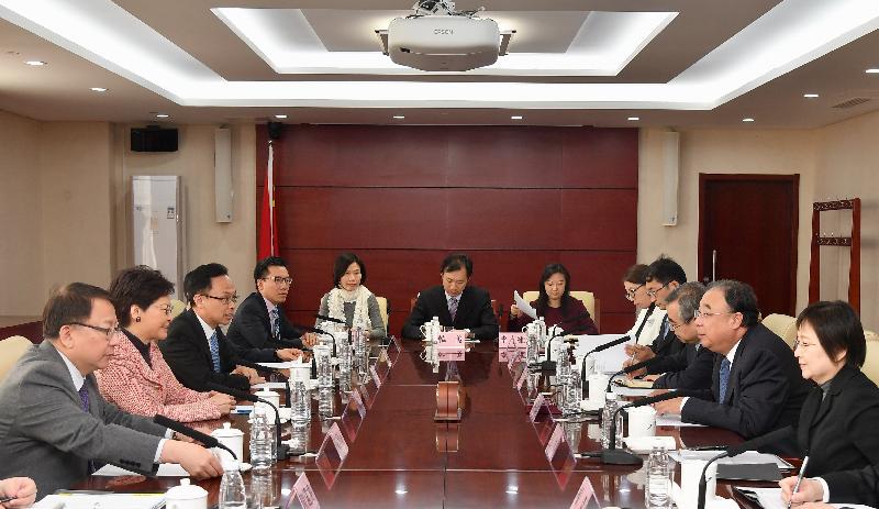 The Chief Executive, Mrs Carrie Lam (second left), meets with the Minister of the National Health Commission, Mr Ma Xiaowei (second right), in Beijing this afternoon (March 4). Also joining are the Secretary for Constitutional and Mainland Affairs, Mr Patrick Nip (third left), and the Director of the Chief Executive's Office, Mr Chan Kwok-ki (first left).
