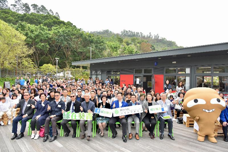 The Secretary for the Environment, Mr Wong Kam-sing (front row, fifth left), and other guests are pictured at the opening ceremony of the Kwai Tsing Community Green Station today (March 5).