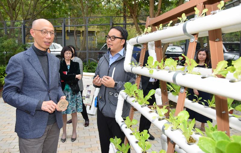 After the opening ceremony of the Kwai Tsing Community Green Station (CGS) today (March 5), the Secretary for the Environment, Mr Wong Kam-sing (left), tours the CGS to see its green features.