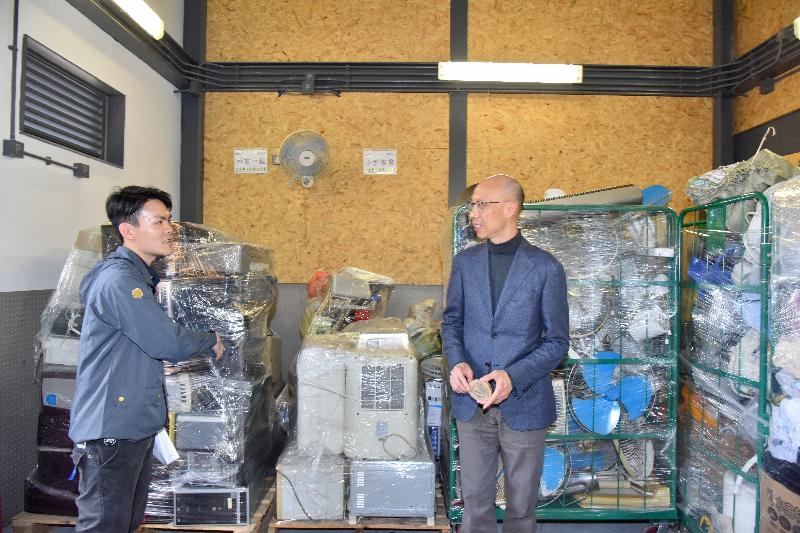 環境局局長黃錦星（右）今日（三月五日）在「綠在葵青」開幕禮後，參觀該設施收集的回收物。