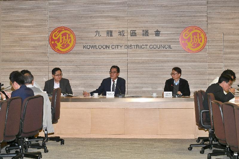 The Secretary for Development, Mr Michael Wong (centre), visited Kowloon City District today (March 5) and met with local District Council members to exchange views on district matters. Looking on are the Chairman of the Kowloon City District Council, Mr Pun Kwok-wah (right), and the District Officer (Kowloon City), Mr Franco Kwok (left).