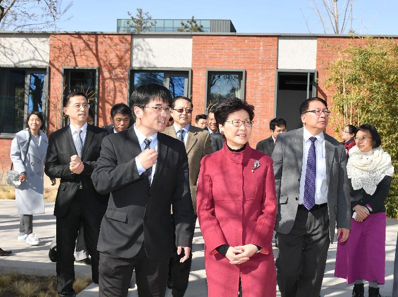 行政長官林鄭月娥今日（三月五日）在北京參觀「天寧1號」文化科技創新園。圖示林鄭月娥（右三）、行政長官辦公室主任陳國基（右二）及其他參與者參觀園內設施。