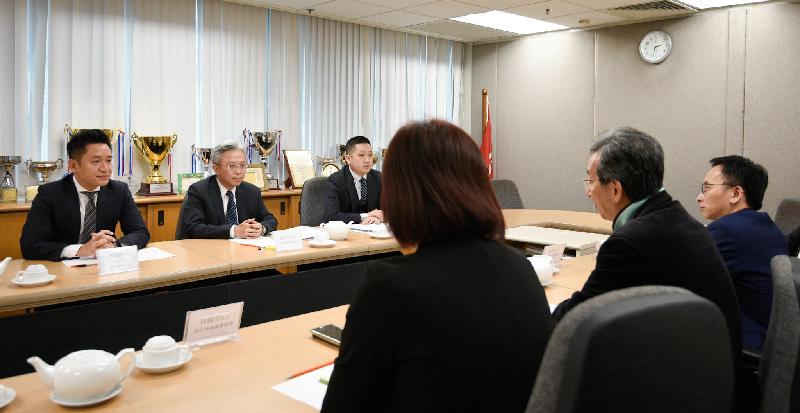 公务员事务局局长罗智光（后排左二）今日（三月六日）到访深水埗区，与该区区议员会面，就他们关注的事宜交换意见。