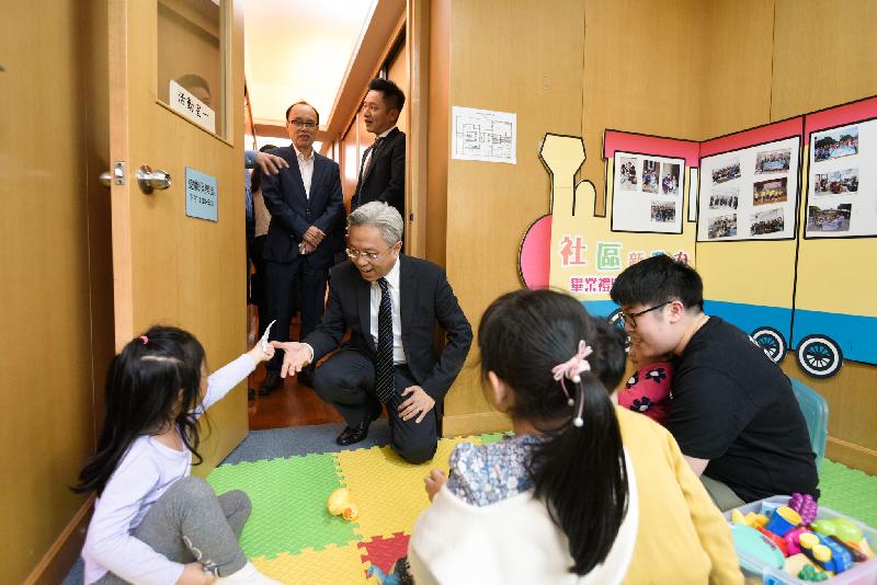 The Secretary for the Civil Service, Mr Joshua Law, visited Sham Shui Po District today (March 6). Photo shows Mr Law (front, second left) visiting the Windshield Charitable Foundation Sham Shui Po Social Services Centre to learn about its services provided to new arrival families.