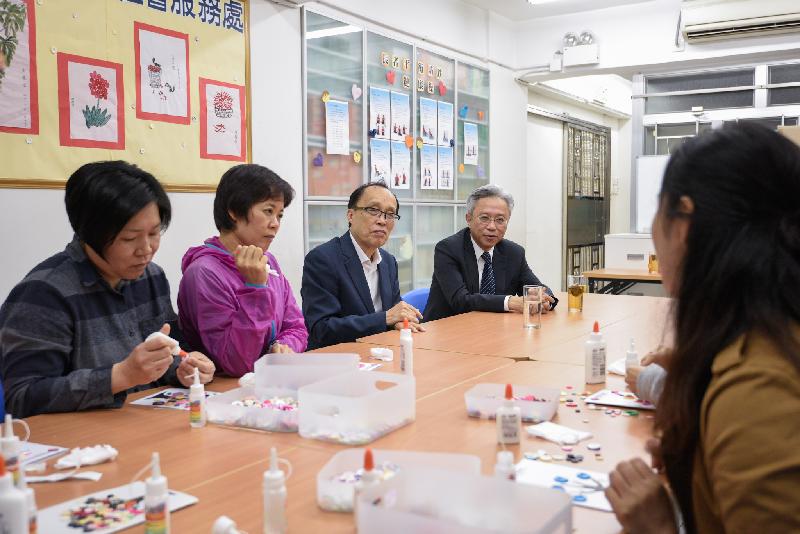 The Secretary for the Civil Service, Mr Joshua Law, visited Sham Shui Po District today (March 6). Photo shows Mr Law (fourth left) chatting with new arrival women at the Windshield Charitable Foundation Sham Shui Po Social Services Centre to better understand their adaptation to the local community.