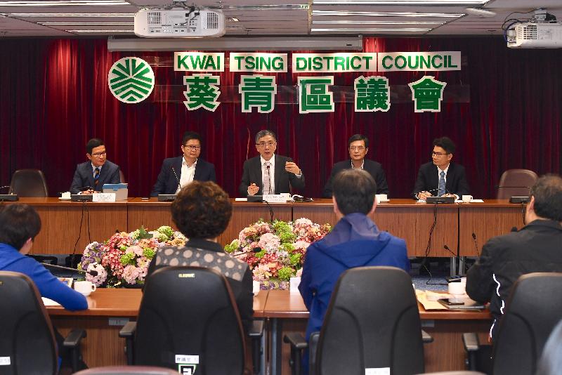 The Secretary for Financial Services and the Treasury, Mr James Lau (centre), visits the Kwai Tsing District Council today (March 6) to discuss various issues of concern with its Chairman, Mr Law King-shing (second left), and other members. Accompanying him is the Under Secretary for Financial Services and the Treasury, Mr Joseph Chan (first right), and the District Officer (Kwai Tsing), Mr Kenneth Cheng (first left).