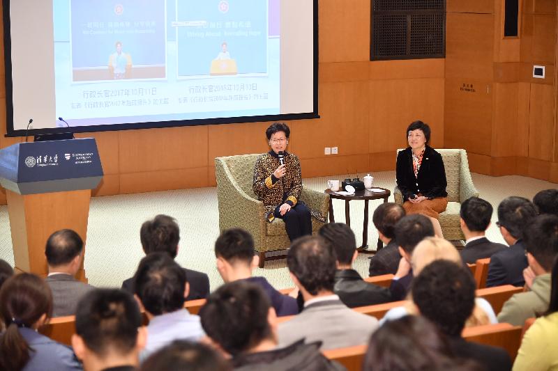 行政長官林鄭月娥今日（三月六日）在北京到訪清華大學。圖示林鄭月娥（左）回答同學提問。旁為清華大學黨委書記陳旭教授（右）。