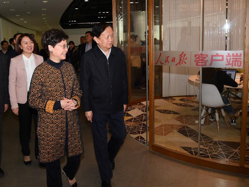 行政長官林鄭月娥今日（三月六日）在北京參觀人民日報社新媒體大廈。圖示林鄭月娥（右二）在人民日報社社長李寶善（右一）陪同下了解新媒體中心的運作。