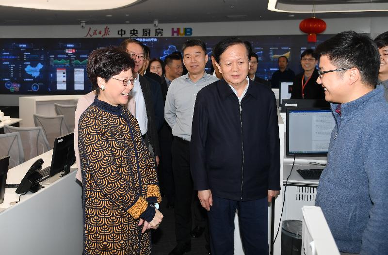 行政長官林鄭月娥今日（三月六日）在北京參觀人民日報社新媒體大廈。圖示林鄭月娥（左一）在人民日報社社長李寶善（右二）陪同下與記者交流。     
