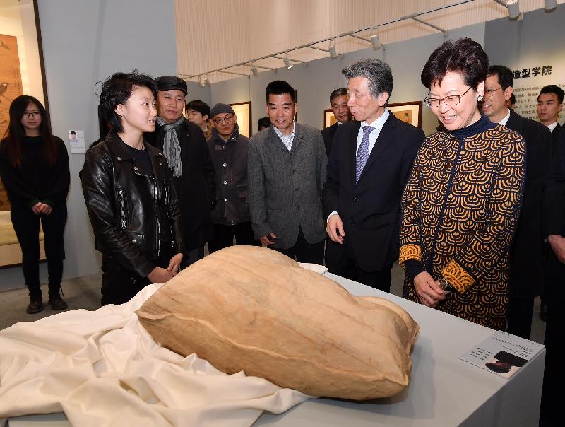 行政長官林鄭月娥今日（三月六日）在北京到訪中央美術學院。圖示林鄭月娥（右一）、中央美術學院院長范迪安（右二）及其他參與者參觀香港學生成績匯報展。