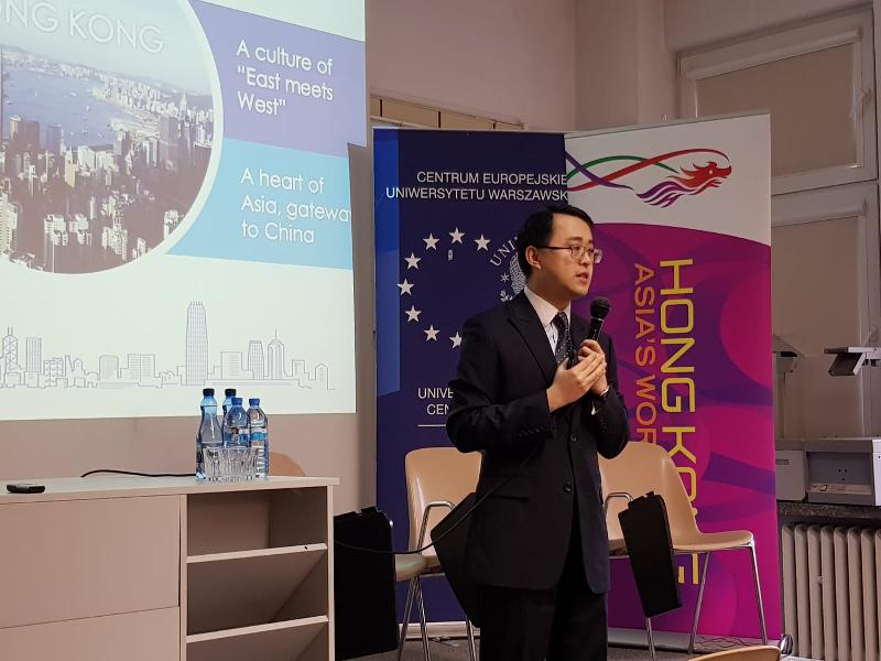 The Hong Kong Economic and Trade Office, Berlin (HKETO Berlin) and the Centre for International Relations hosted an expert briefing on study opportunities in Hong Kong at the University of Warsaw on March 6 (Warsaw time). Photo shows the Director of HKETO Berlin, Mr Bill Li, speaking at the briefing. 
