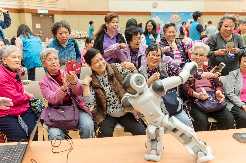 香港房屋委員會與香港大學護理學院上月在荔枝角社區會堂舉行「長者康健在屋邨」講座。護理學院的智能機械人「大叻」在強勁音樂節拍下帶領長者做體操。