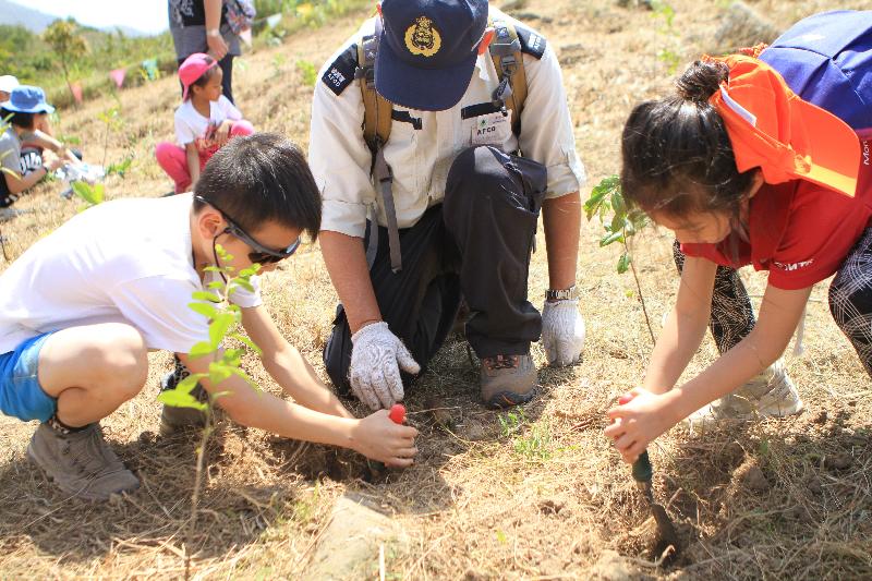 The Country Parks Hiking and Planting Day 2019 will be jointly held by the Agriculture, Fisheries and Conservation Department and Friends of the Country Parks on March 17, March 31 and April 14. Photo shows participants planting tree seedlings on a previous Hiking and Planting Day.