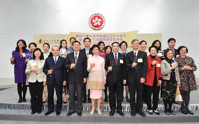 The Chief Executive, Mrs Carrie Lam, officiated at a reception to celebrate the 70th anniversary of the founding of the People's Republic of China (PRC) and International Women's Day 2019 hosted by the Women's Commission (WoC) at Central Government Offices, Tamar today (March 8). Photo shows (front row, from left) the Permanent Secretary for Labour and Welfare, Ms Chang King-yiu; the Chief Secretary for Administration, Mr Matthew Cheung Kin-chung; the Commissioner of the Ministry of Foreign Affairs of the PRC in the Hong Kong Special Administrative Region (HKSAR), Mr Xie Feng; Mrs Lam; Deputy Director of the Liaison Office of the Central People's Government in the HKSAR Mr He Jing; the Secretary for Labour and Welfare, Dr Law Chi-kwong; the Chairperson of the WoC, Ms Chan Yuen-han; and members of the WoC proposing a toast at the ceremony.