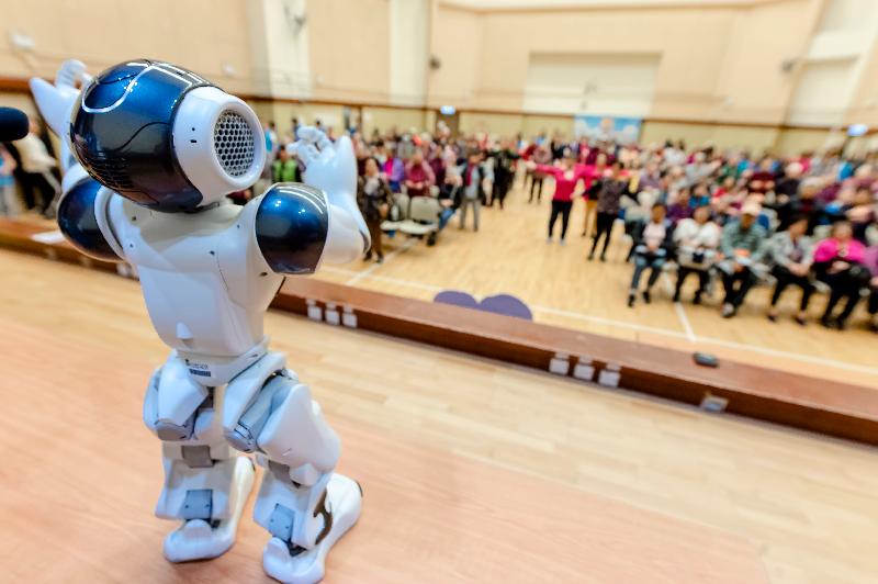 The Hong Kong Housing Authority, in collaboration with the School of Nursing of the University of Hong Kong, held a health talk under the Healthy Ageing in Public Rental Housing Estates programme in Lai Chi Kok Community Hall last month. Photo shows an AI robot greeting the elderly in Cantonese at the event.
