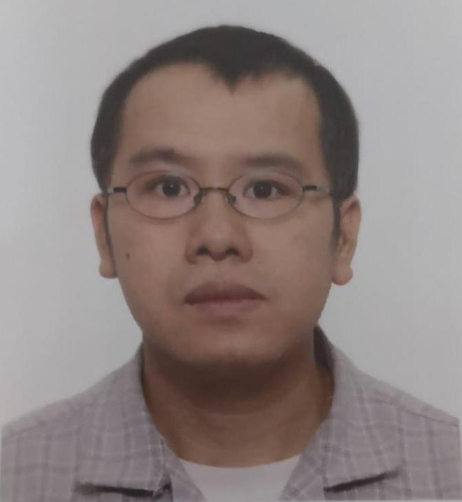Lo Ho-wai, aged 46, is about 1. 5 metres tall, 68 kilograms in weight and of medium build. He has a square face with yellow complexion and short black hair. He was last seen wearing a pair of glasses, a long-sleeved jacket in pinkish blue, dark coloured trousers and white sports shoes.