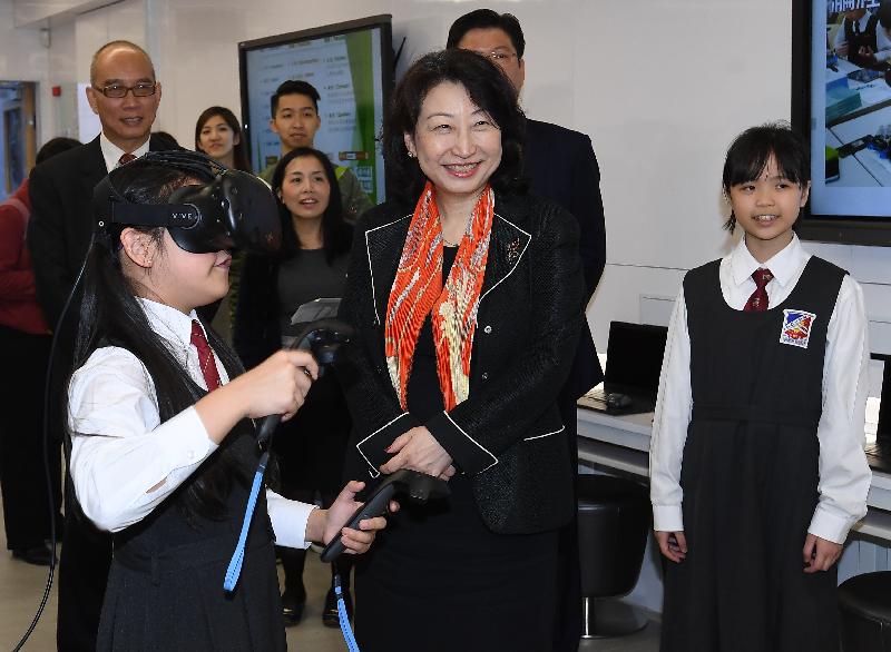 The Secretary for Justice, Ms Teresa Cheng, SC, visited King's College Old Boys' Association Primary School in Sheung Wan today (March 8). Photo shows Ms Cheng (second right) observing students taking part in science, technology, engineering and mathematics (STEM) learning activities. 