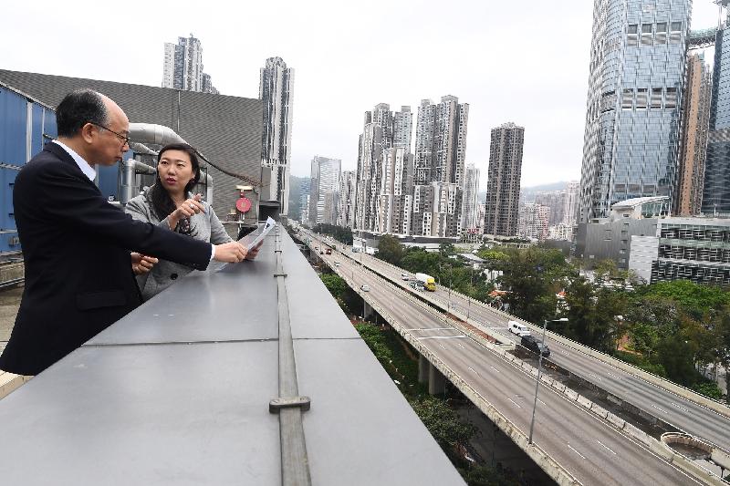 The Secretary for Transport and Housing, Mr Frank Chan Fan (left), visited Tsuen Wan District this afternoon (March 8). Photo shows him observing the traffic situation on Tsuen Wan Road.
