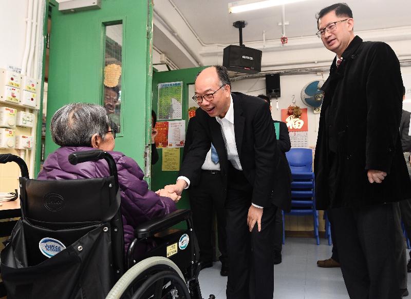 The Secretary for Transport and Housing, Mr Frank Chan Fan, visited Tsuen Wan District this afternoon (March 8). Photo shows Mr Chan (centre) touring the Yuen Yuen Care and Attention Home for the Aged and chatting with an elderly lady.