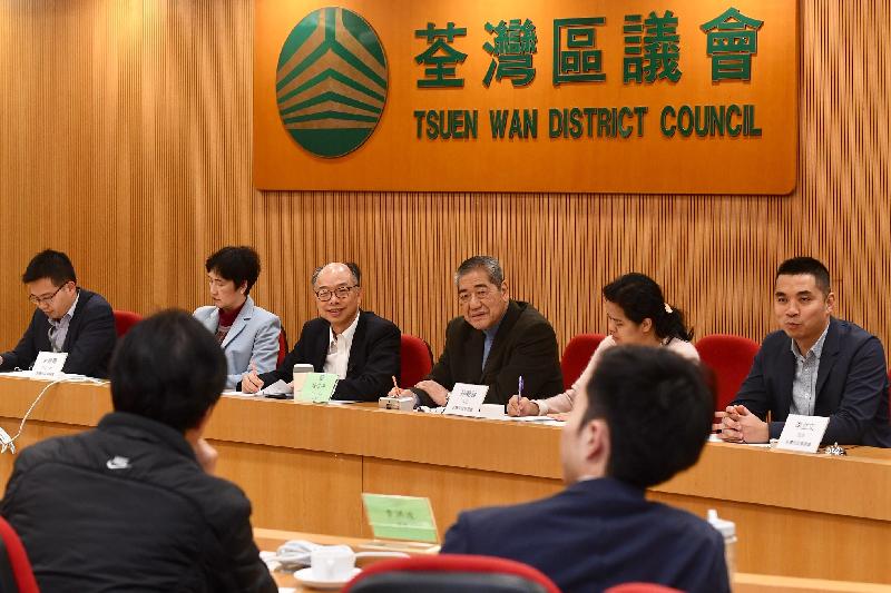 The Secretary for Transport and Housing, Mr Frank Chan Fan (third left), visited Tsuen Wan District this afternoon (March 8). Photo shows him meeting with the Chairman of the Tsuen Wan District Council (TWDC), Mr Chung Wai-ping (third right), and members of the TWDC. Also present is the District Officer (Tsuen Wan), Miss Jenny Yip (second left).