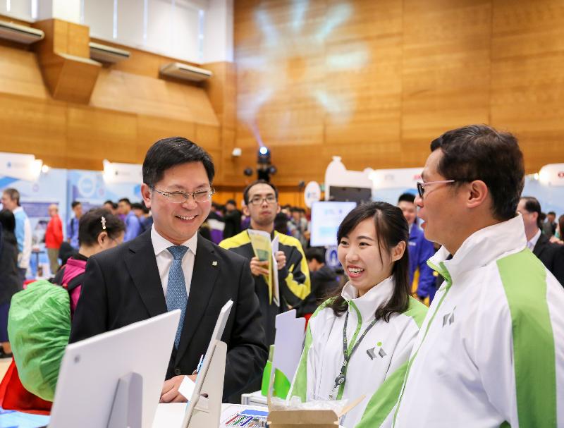 The Electrical and Mechanical Expo 2019 was held today (March 8) at the Vocational Training Council Kwai Chung Complex. Photo shows the Director of Electrical and Mechanical Services, Mr Alfred Sit (left), visiting an exhibition booth at the event.