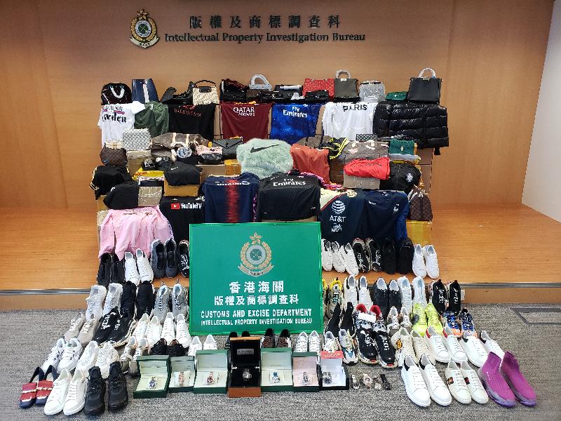 香港海关于一月至二月期间采取打击冒牌物品行动，检获共约二万三千件怀疑冒牌货物，估计市值约三百二十万元。图示部分检获的怀疑冒牌货物。