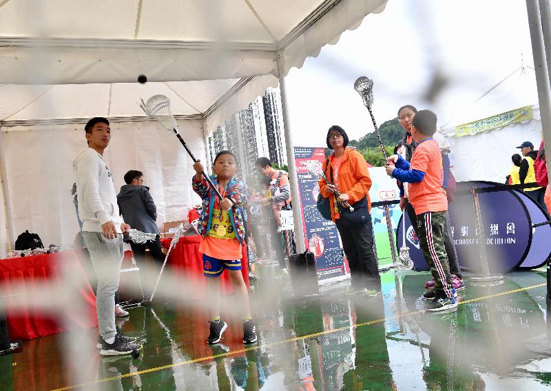 第七屆全港運動會「賽馬會全城躍動活力跑」嘉年華今日（三月十日）在源禾遊樂場舉行，圖示市民參與棍網球體育示範活動。